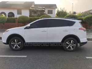 Toyota RAV4 XLE 4dr SUV (2.5L 4cyl 6A) 2018 White