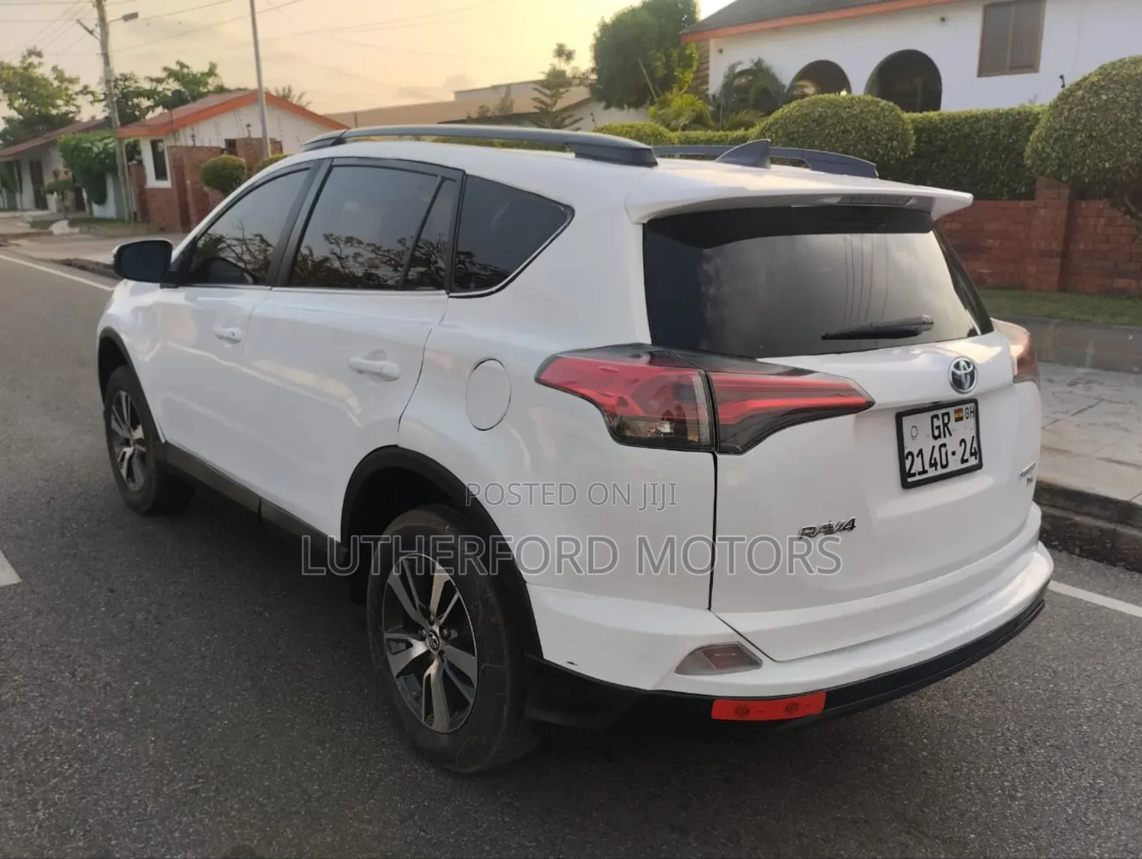 Toyota RAV4 XLE 4dr SUV (2.5L 4cyl 6A) 2018 White