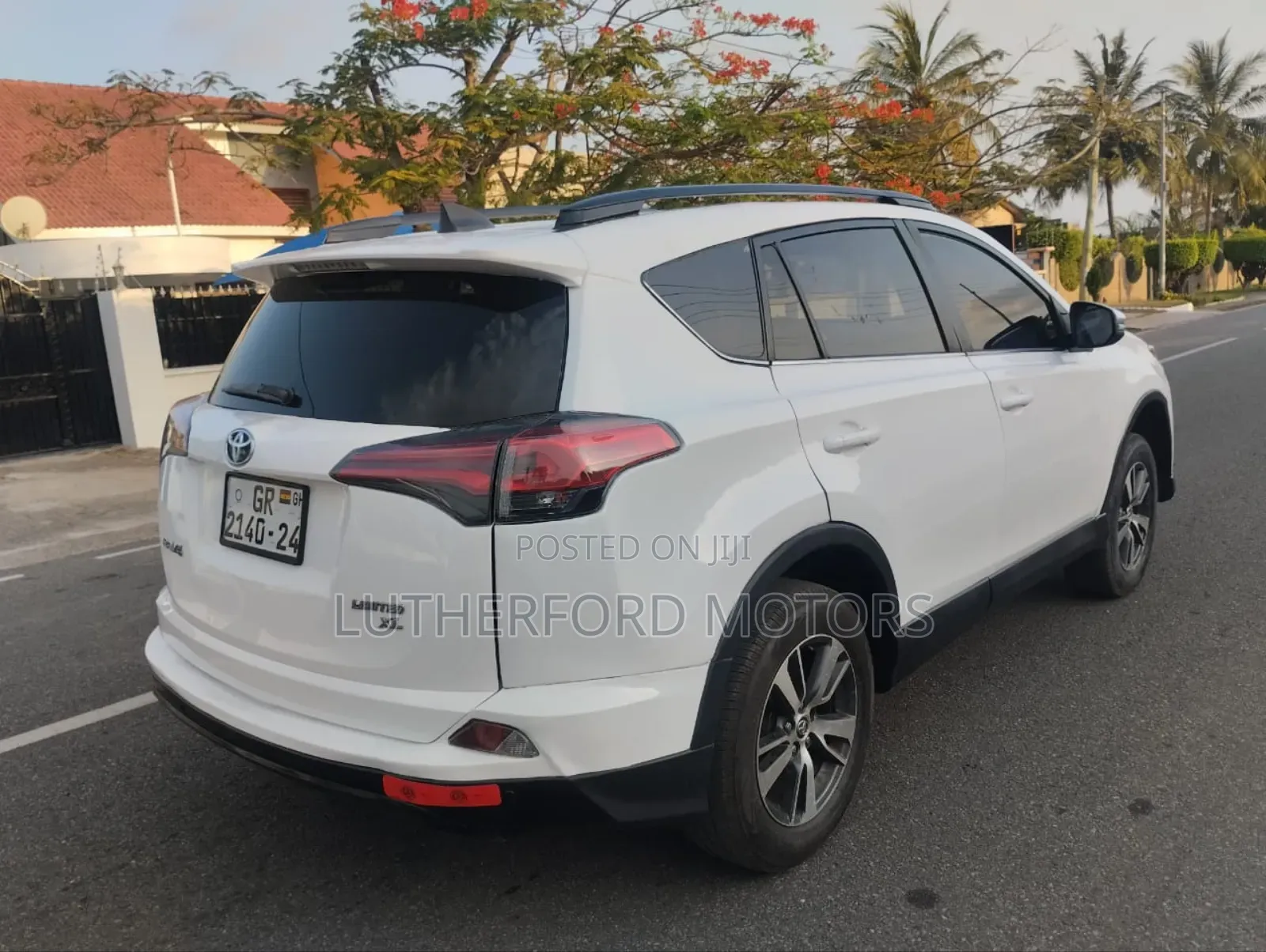 Toyota RAV4 XLE 4dr SUV (2.5L 4cyl 6A) 2018 White