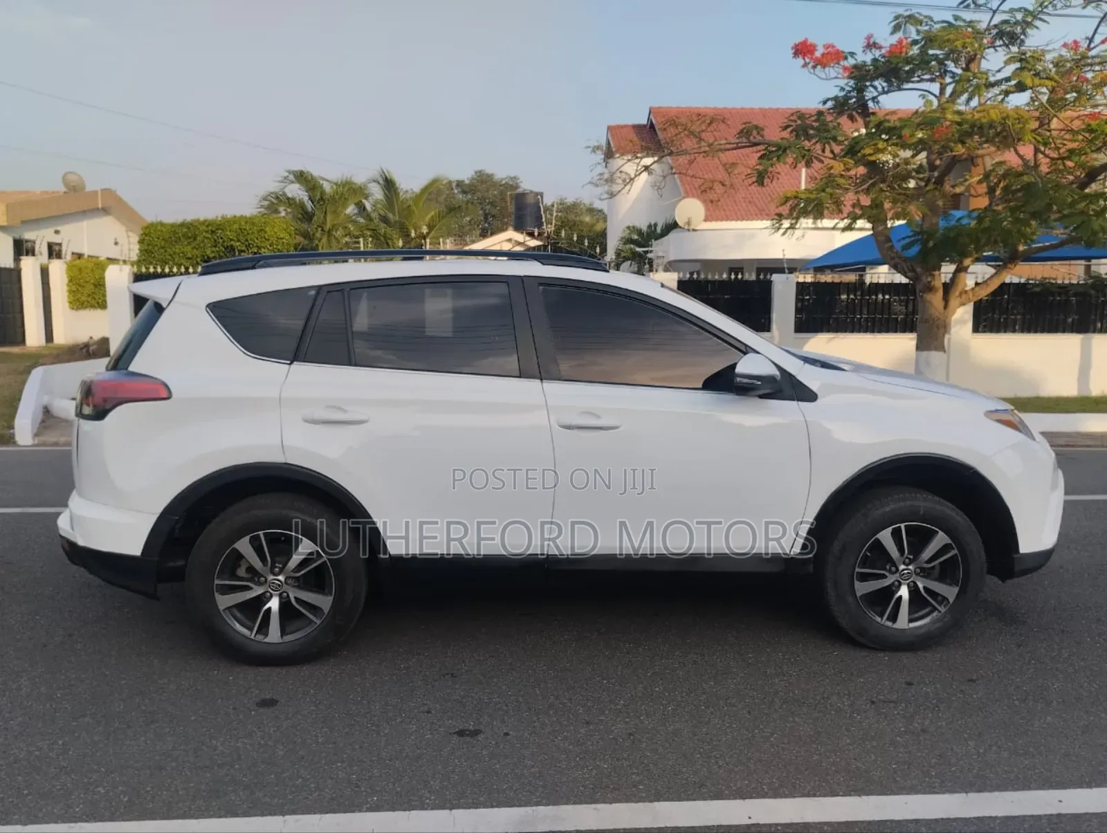 Toyota RAV4 XLE 4dr SUV (2.5L 4cyl 6A) 2018 White