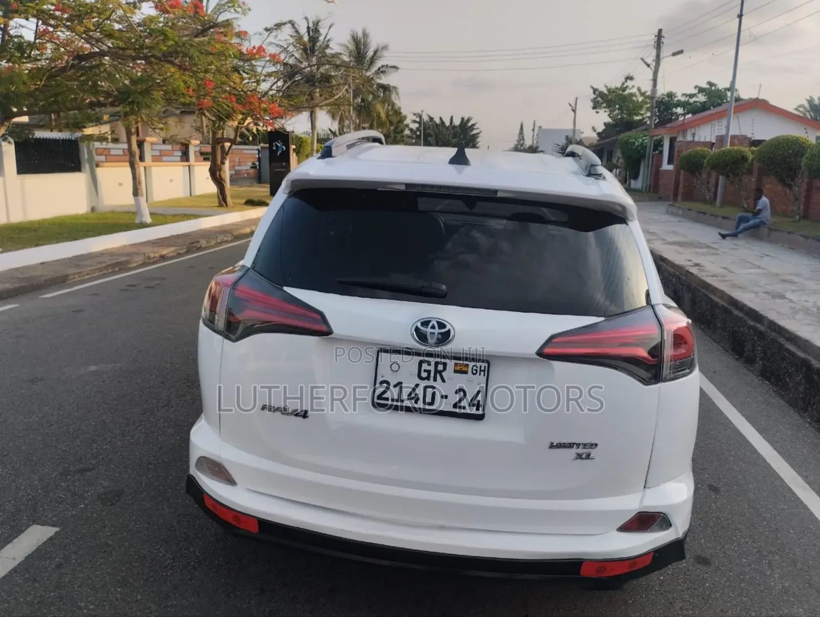 Toyota RAV4 XLE 4dr SUV (2.5L 4cyl 6A) 2018 White