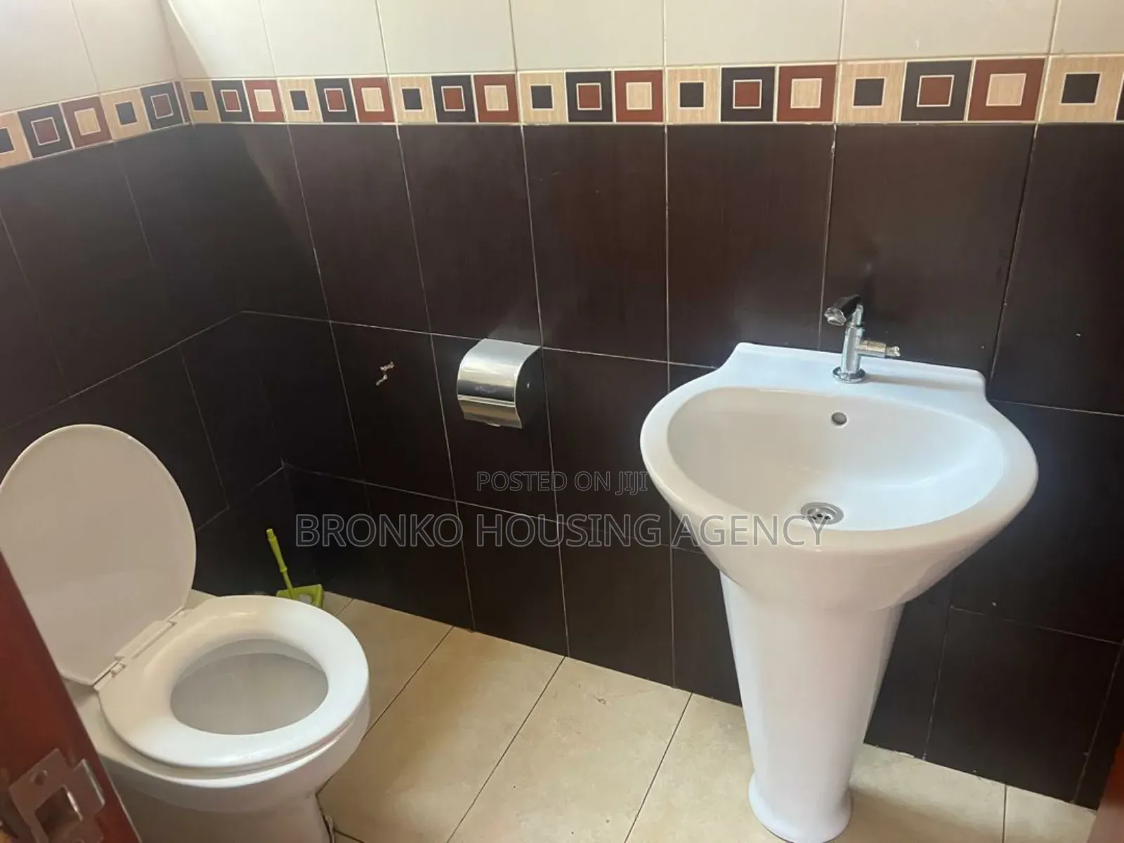 4bdrm Townhouse / Terrace in Bronko Housing, East Legon for rent