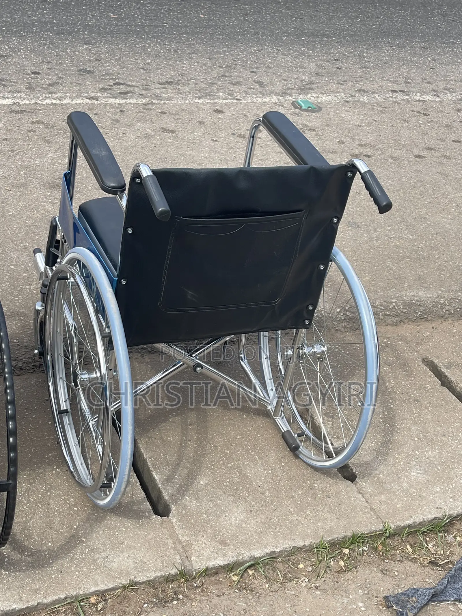 Commode Wheelchair / Foldable
