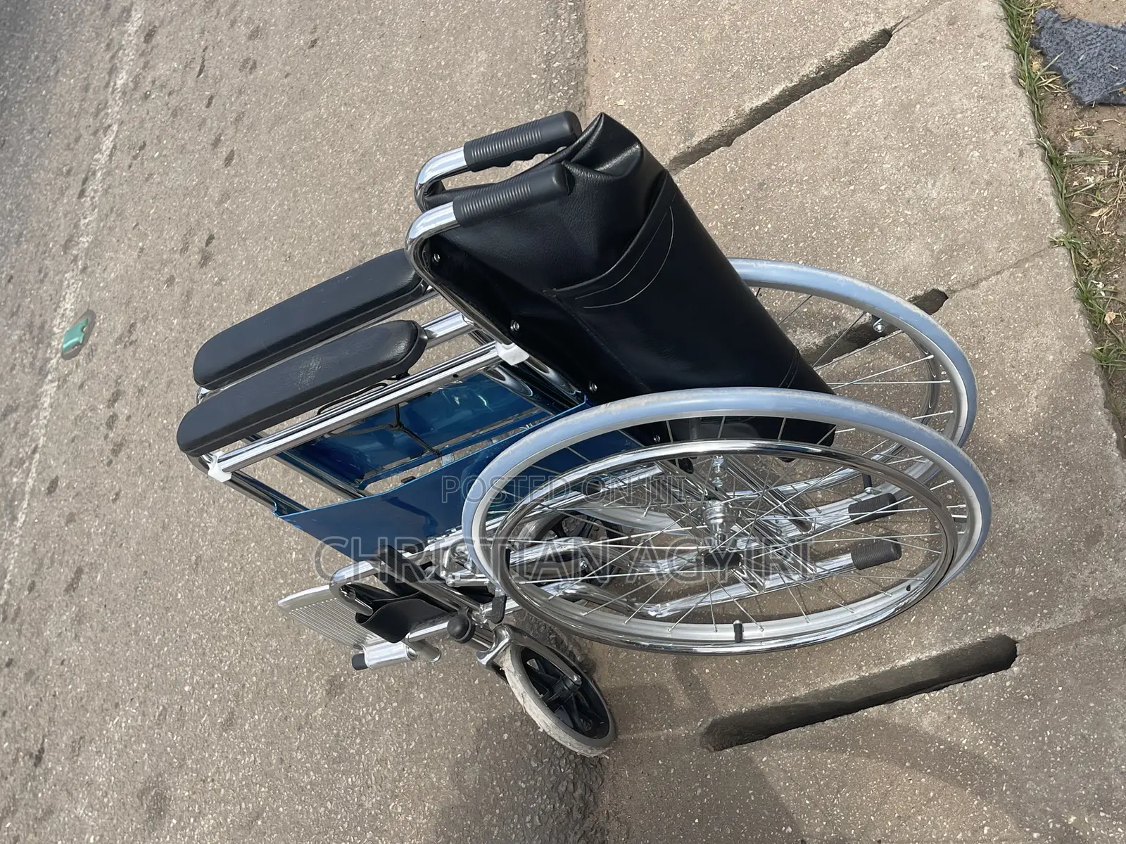 Commode Wheelchair / Foldable