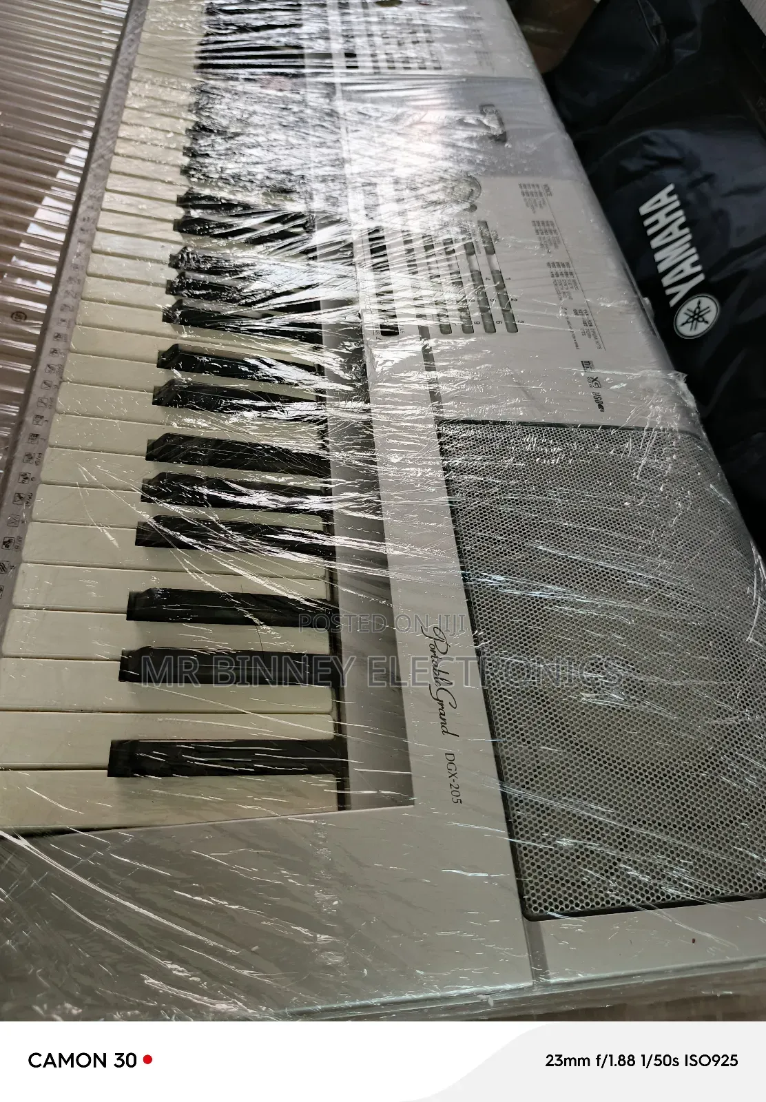 Yamaha Portable Grand DGX-205