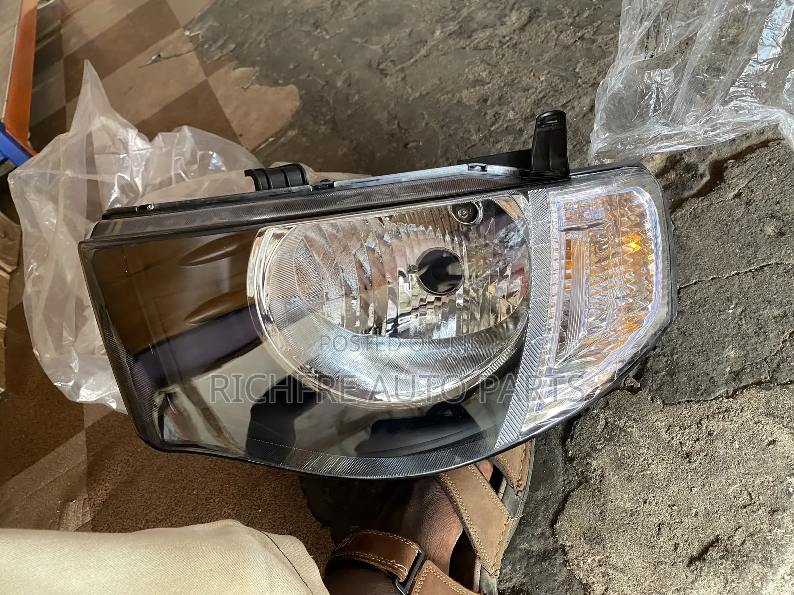 L200 2012 Vodafone Headlight