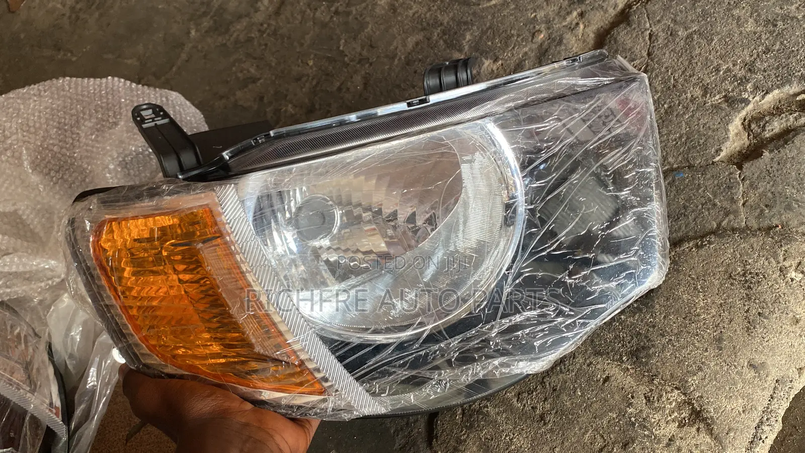 L200 2012 Vodafone Headlight Yellow