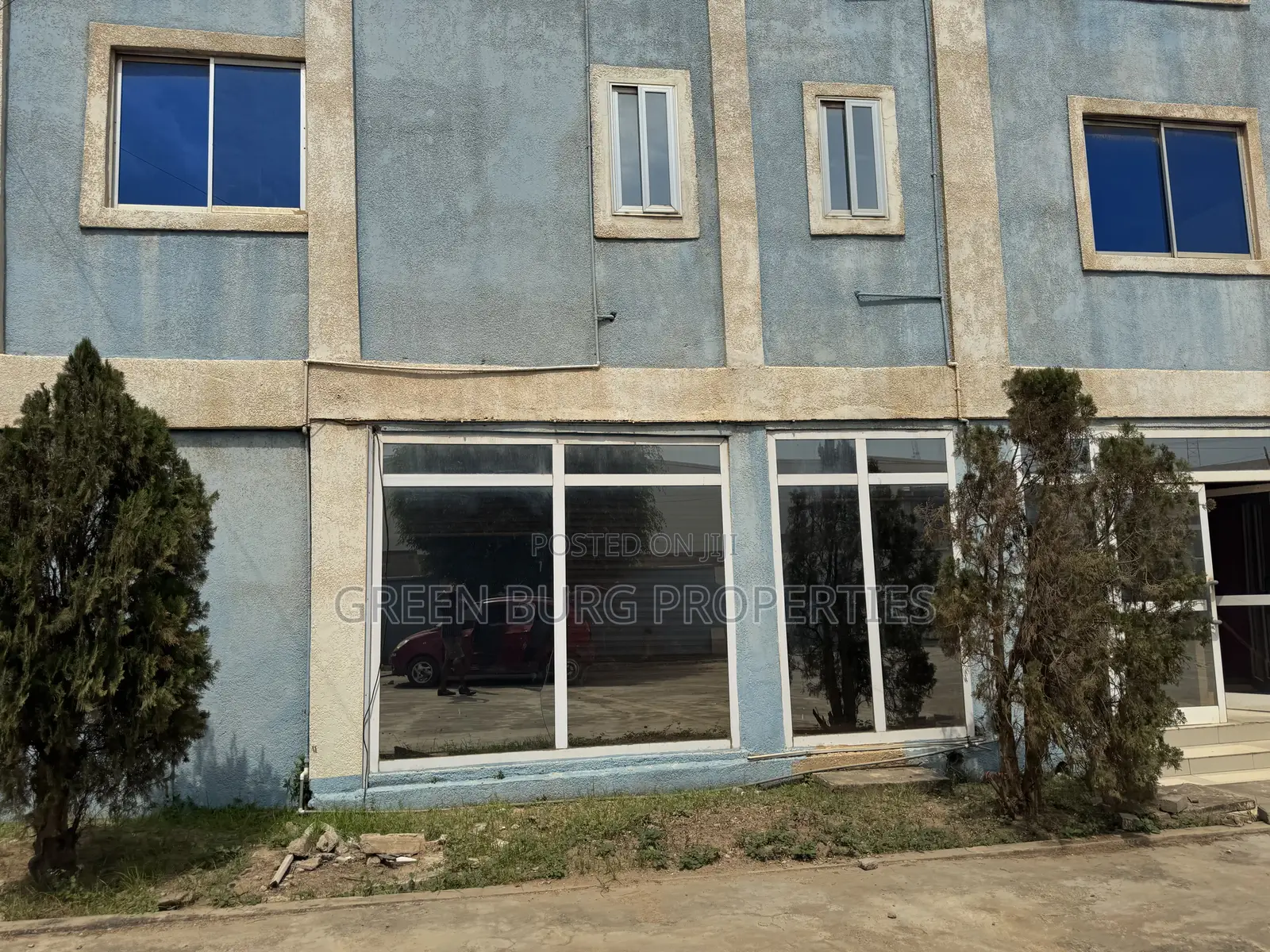 Ware House to-Let