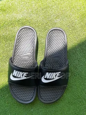 Nike Benassi Slides