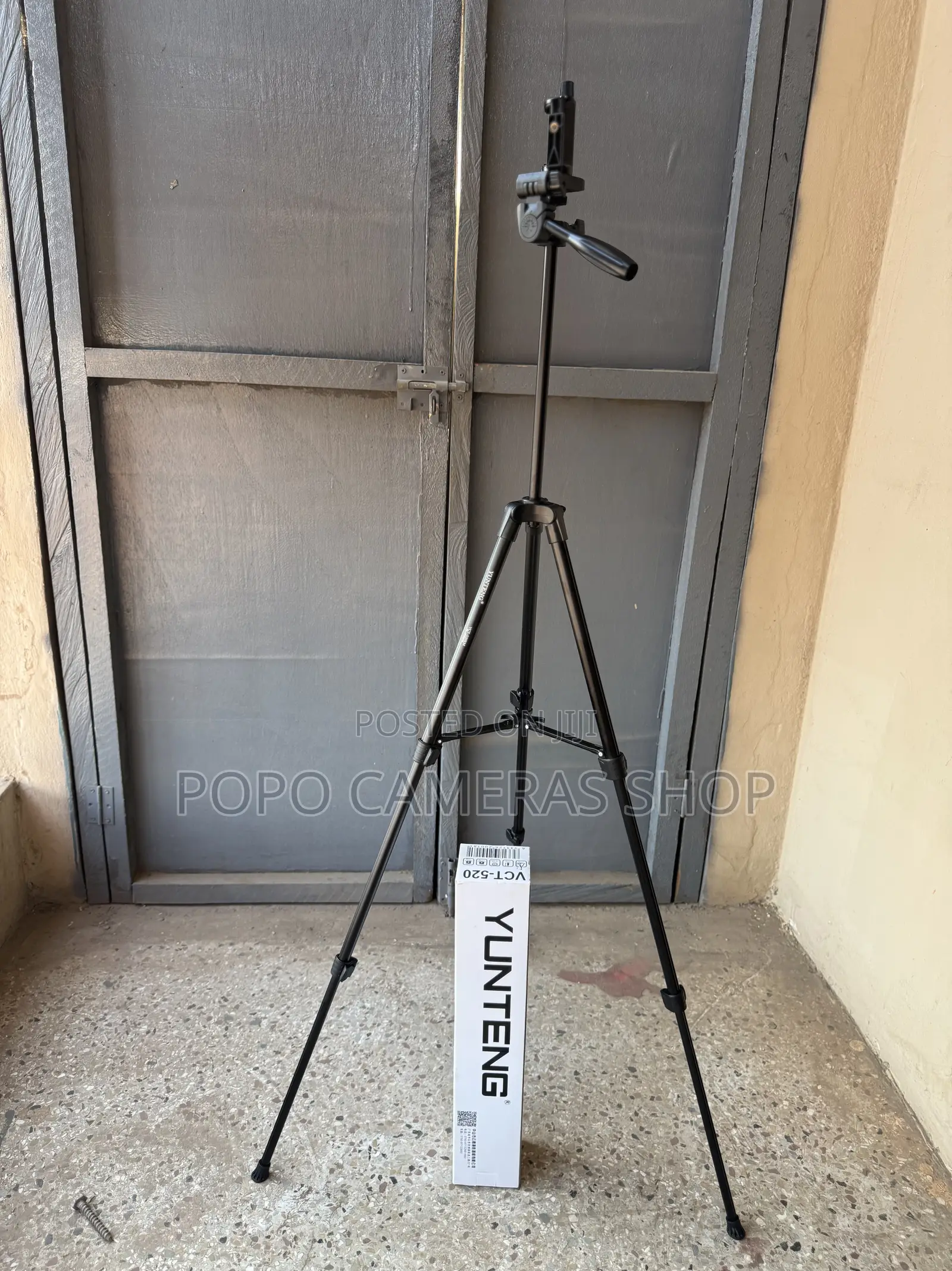 Yunteng VCT 520 Tripod + Phone Holder