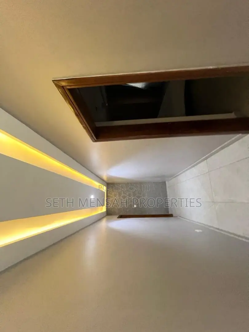 4bdrm Bungalow in Skm, Airport Residential Area for sale