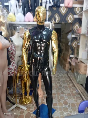 Black And White , Golden Heads And Hands Mannequin