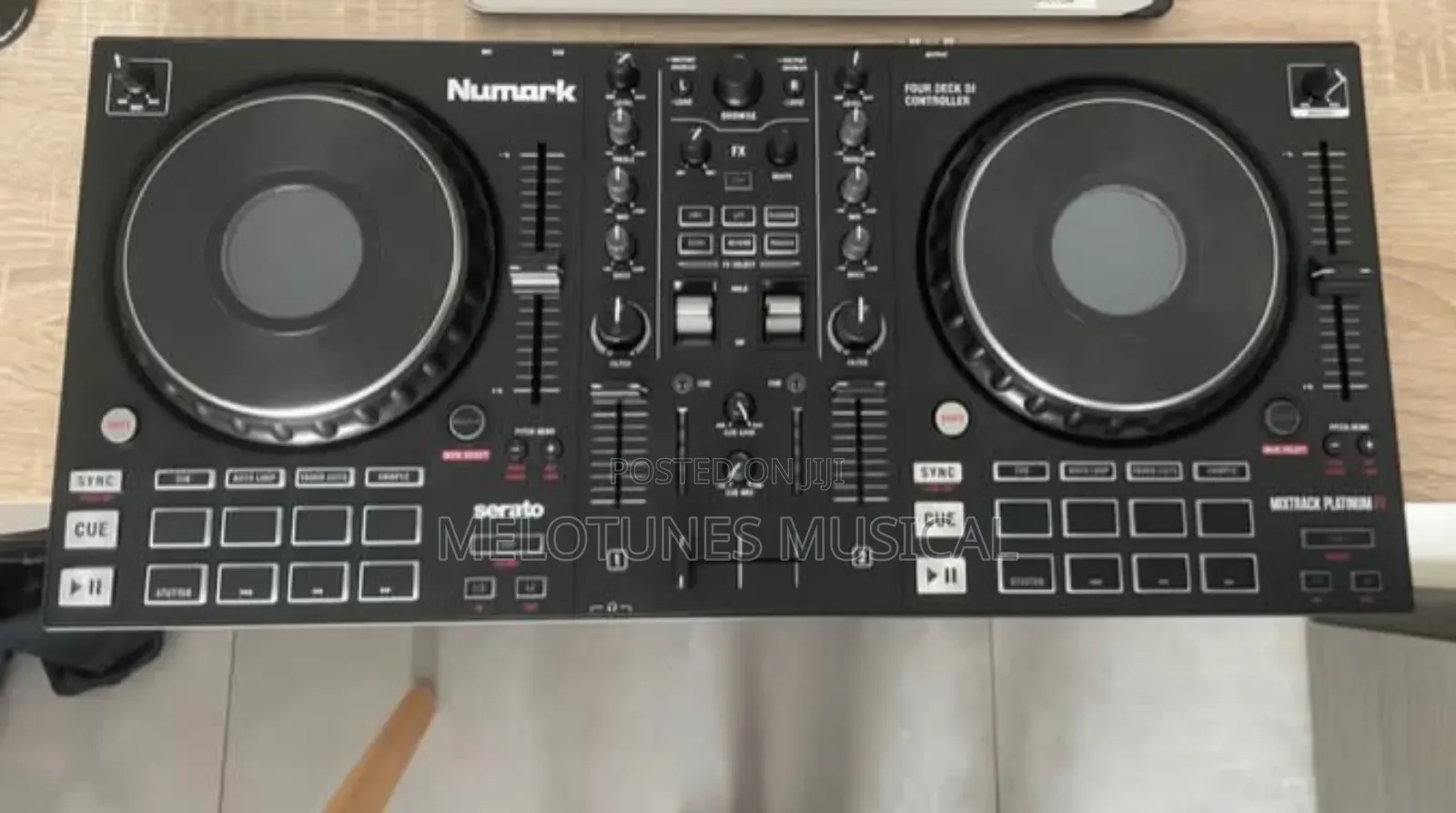 Numark Mixtrack Platinum FX