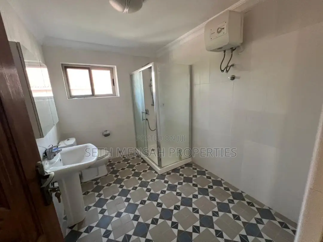 3bdrm Townhouse / Terrace in Skm, Cantonments for rent