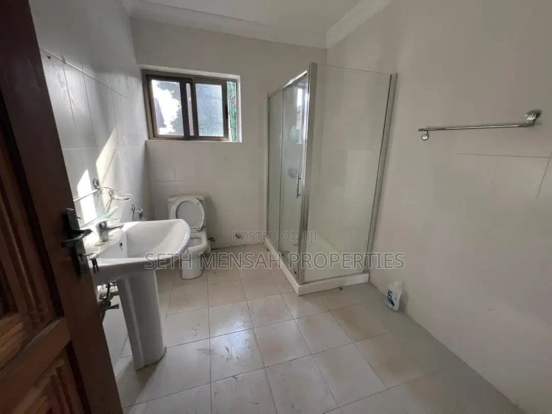 3bdrm Townhouse / Terrace in Skm, Cantonments for rent