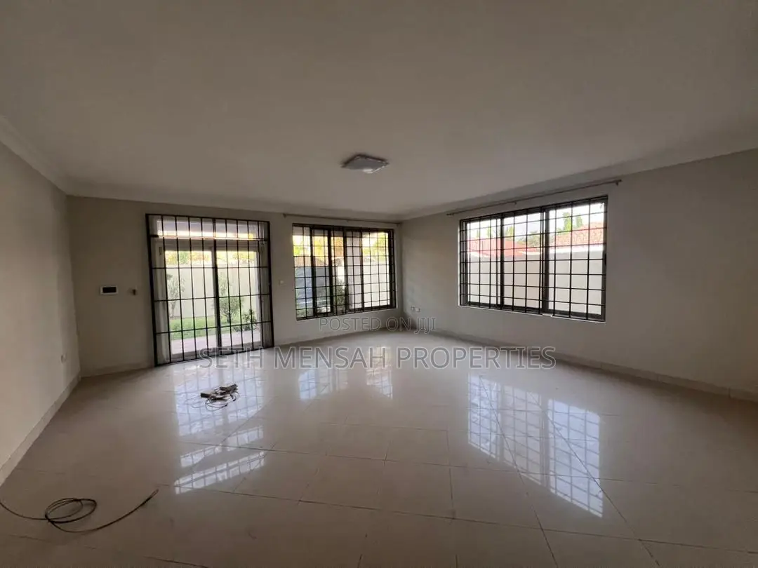 3bdrm Townhouse / Terrace in Skm, Cantonments for rent