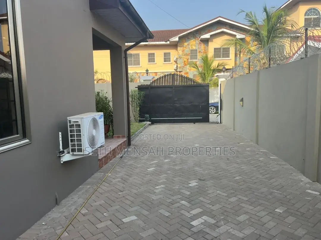 3bdrm Townhouse / Terrace in Skm, Cantonments for rent