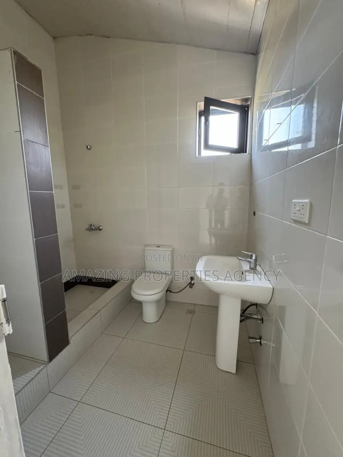 7bdrm House in Office Space Labone, Adjiriganor for rent