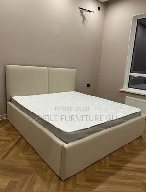Elegant Vintage Queen Size Bedframe With Mattress