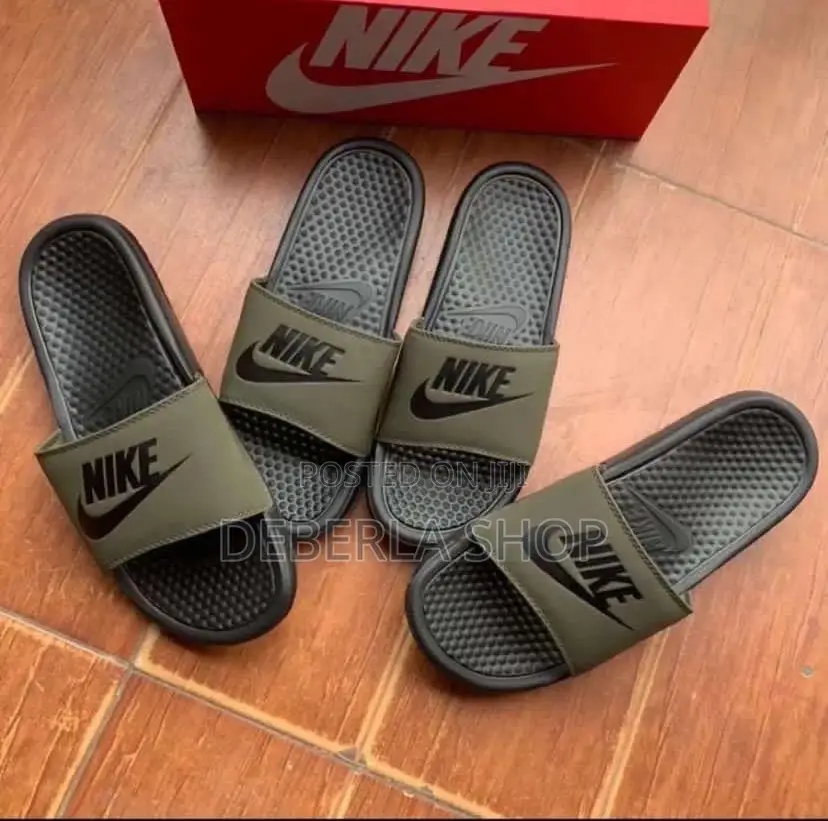 Nike Benassi Slides