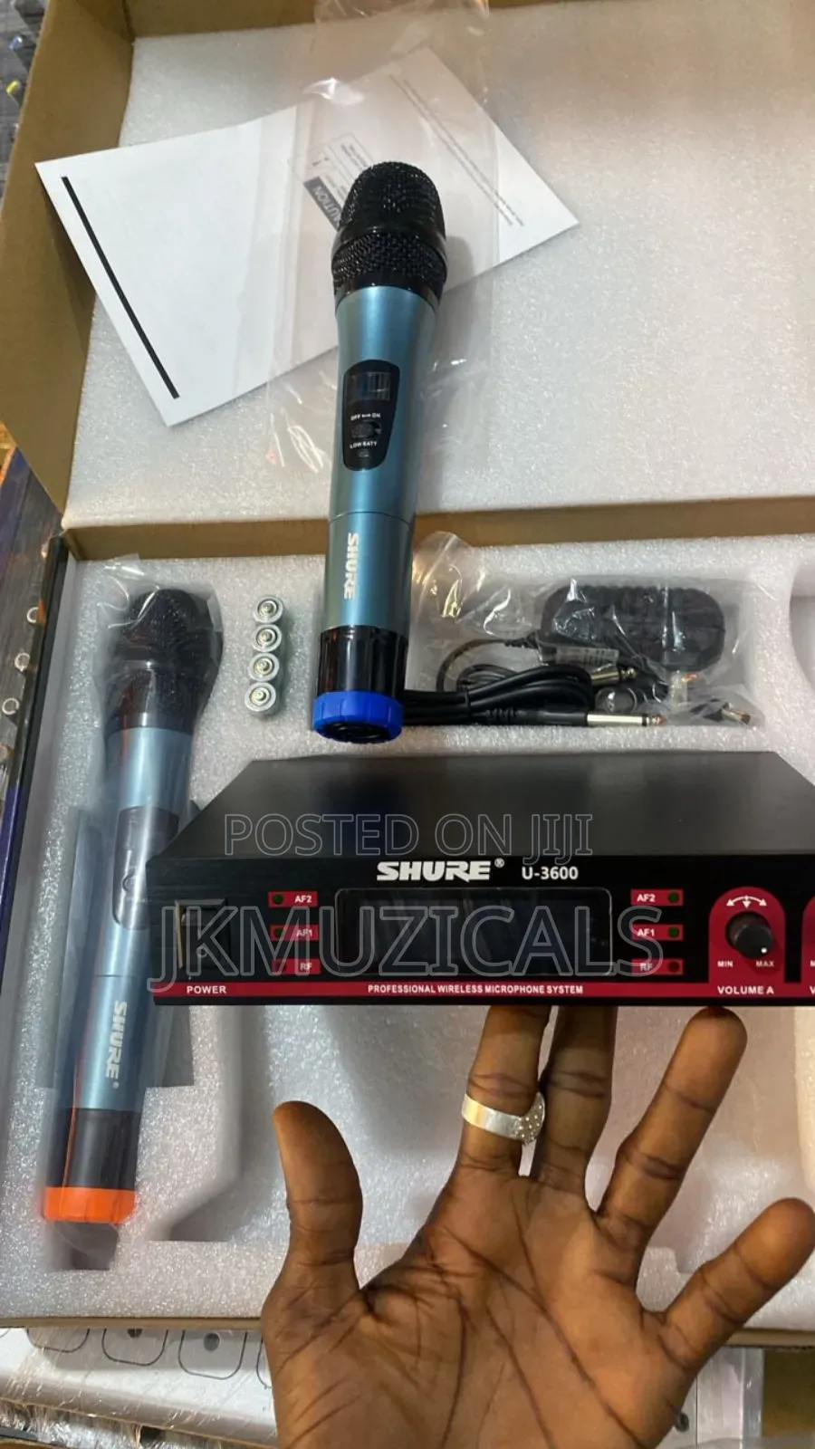 Shure Wireless Microphone System/ Utz