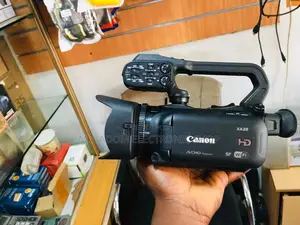Canon XA25: Power, on-the-Go