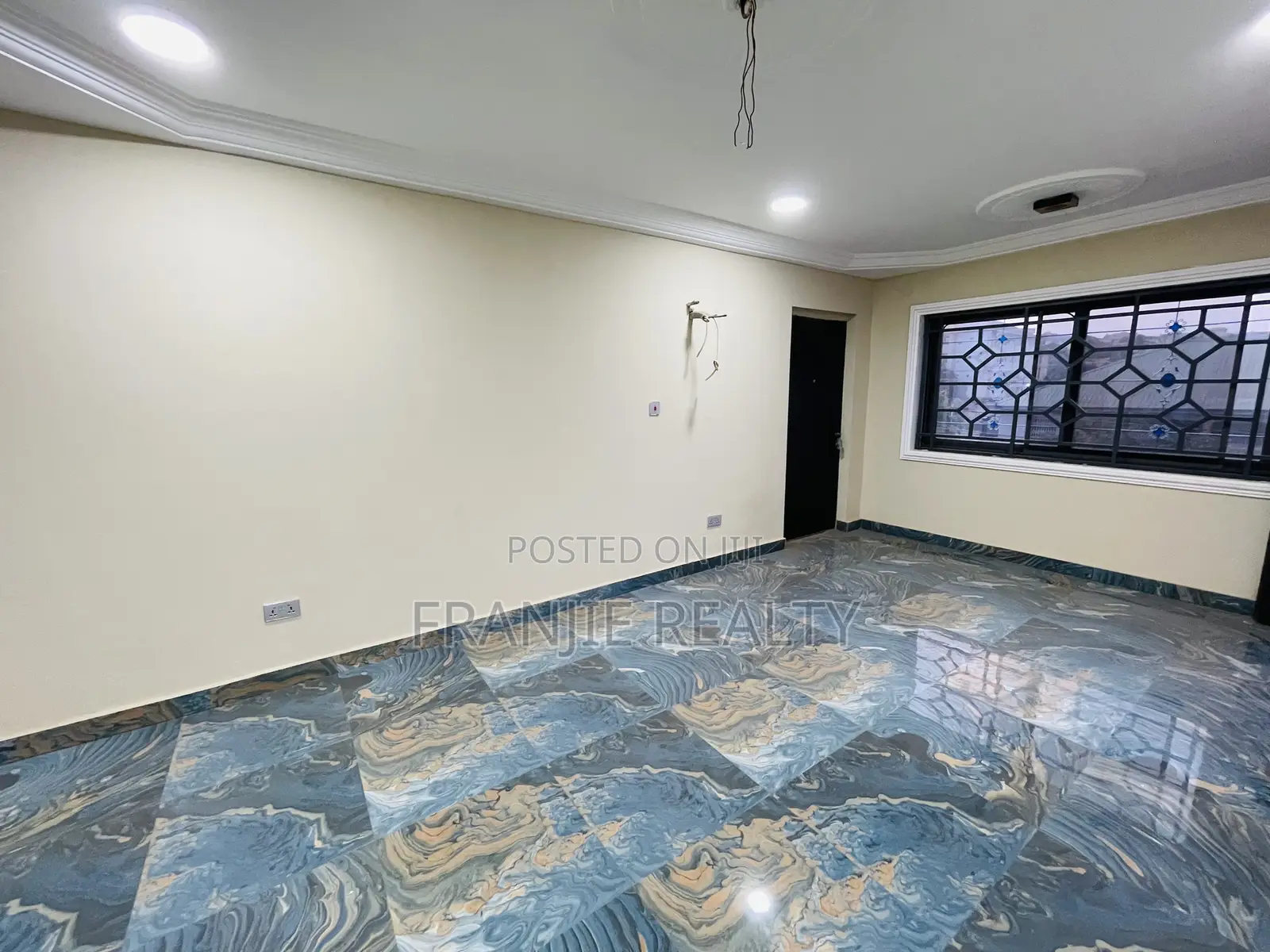 3bdrm Apartment in West Hills Mall Area for rent