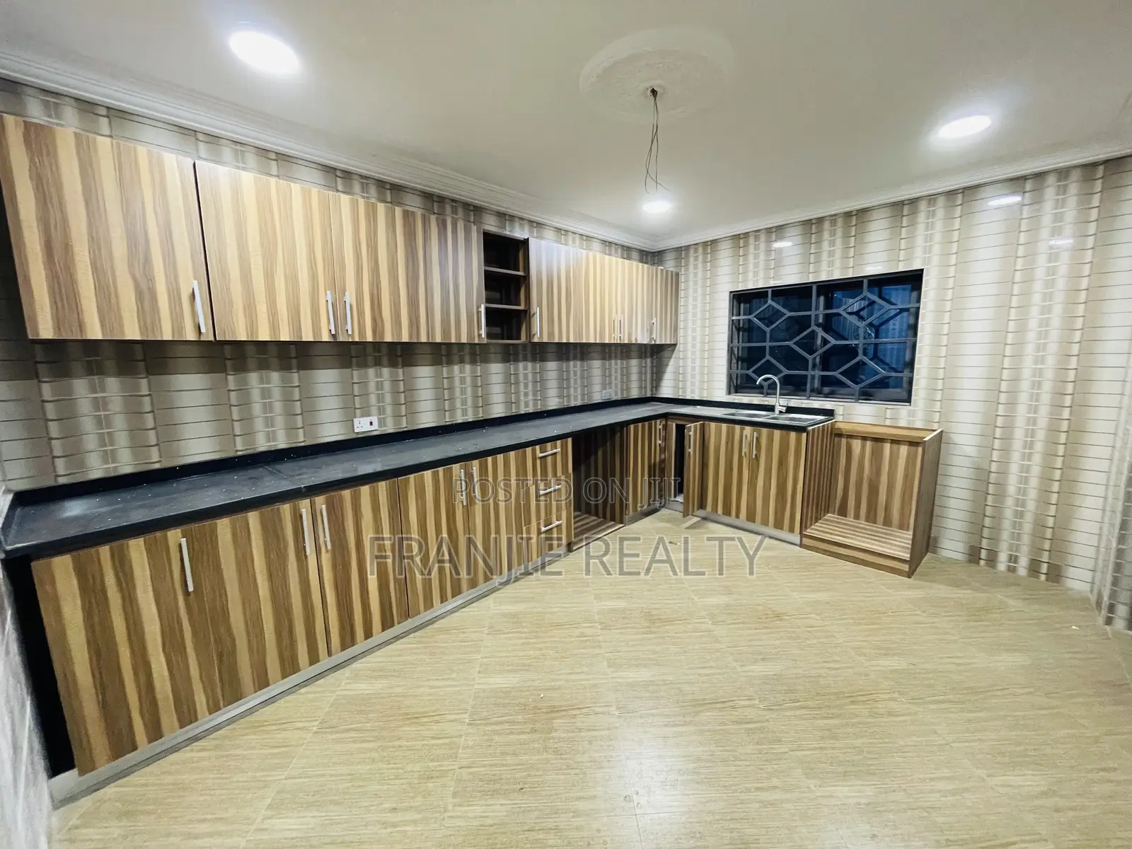 3bdrm Apartment in West Hills Mall Area for rent