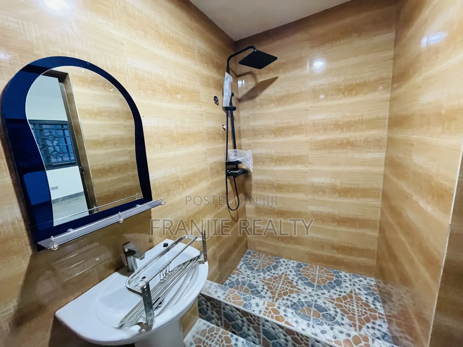 3bdrm Apartment in West Hills Mall Area for rent
