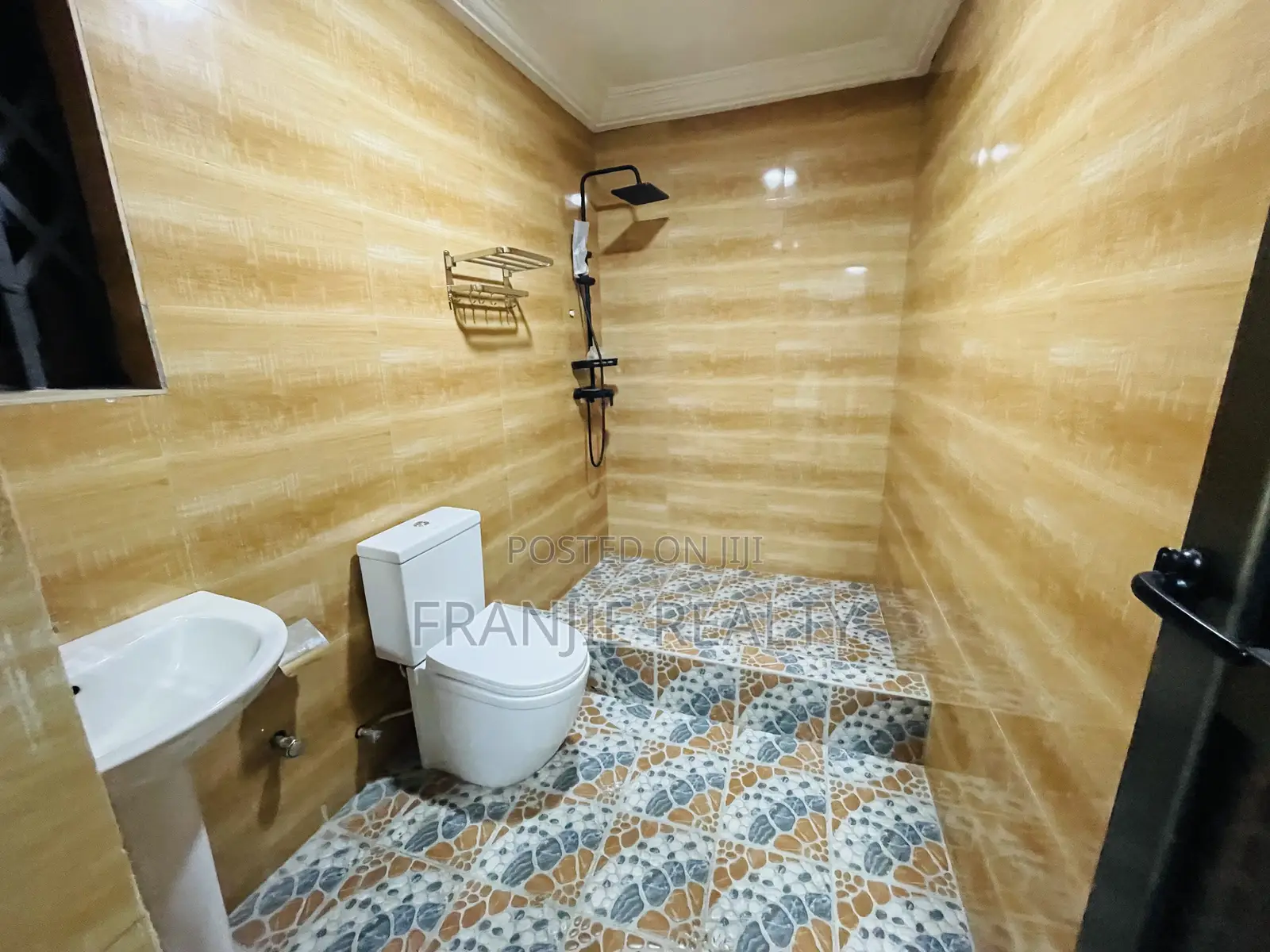 3bdrm Apartment in West Hills Mall Area for rent