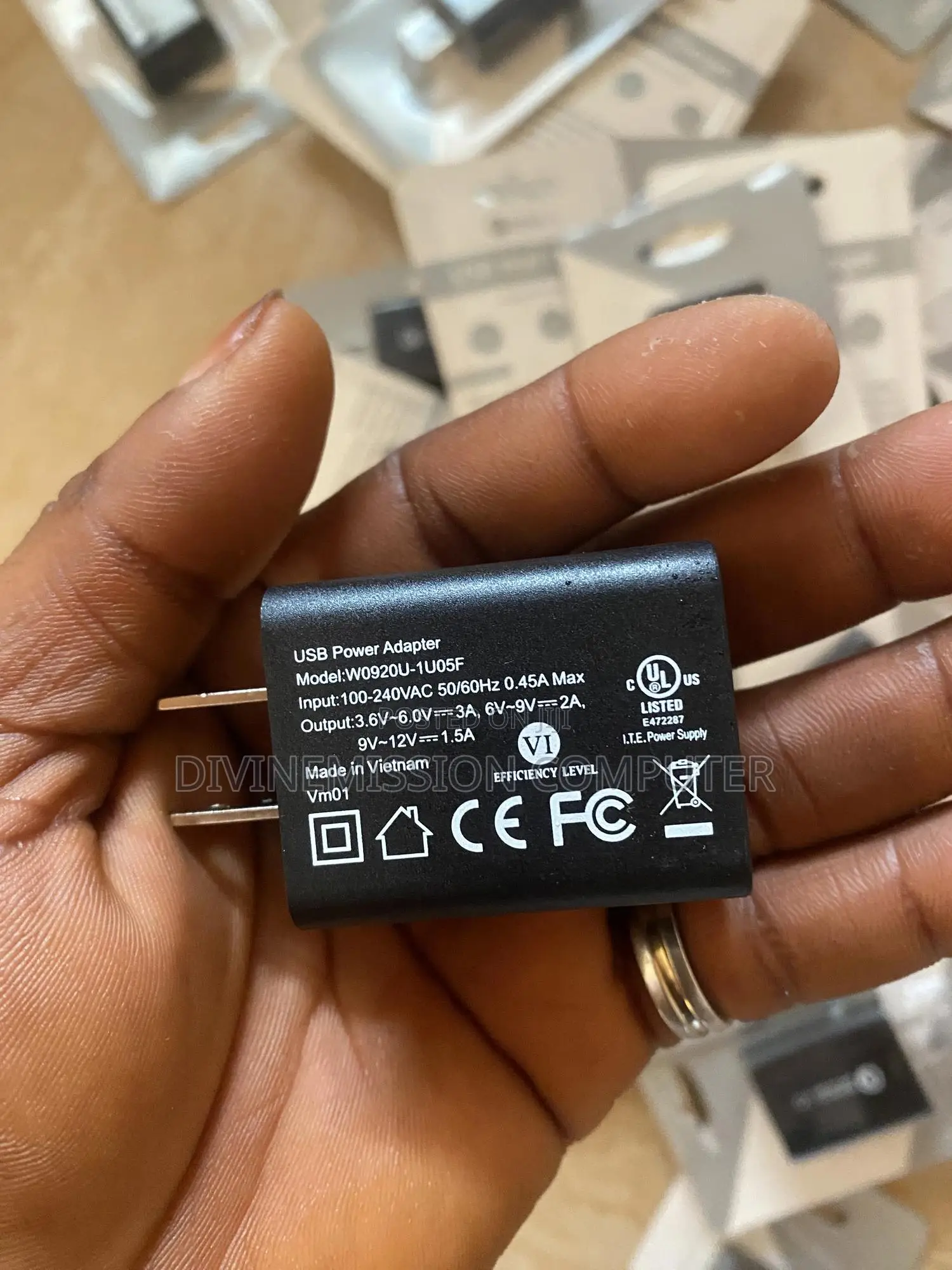 Qualcomm,Quick Charger 3.0, 3v,6v,9v,12v.18w. Fast Charger