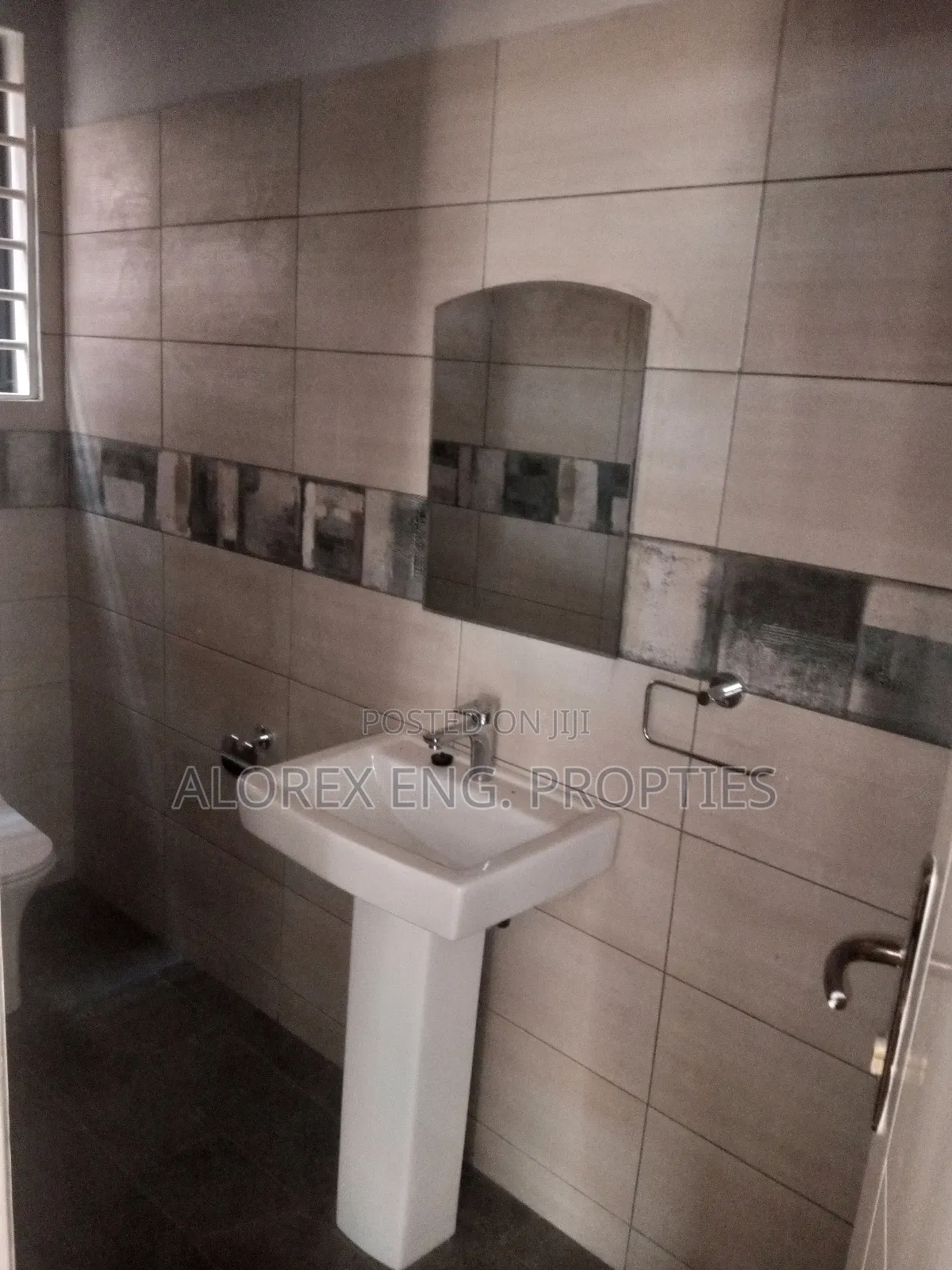 4bdrm House in $650 Executive, Oyarifa for rent
