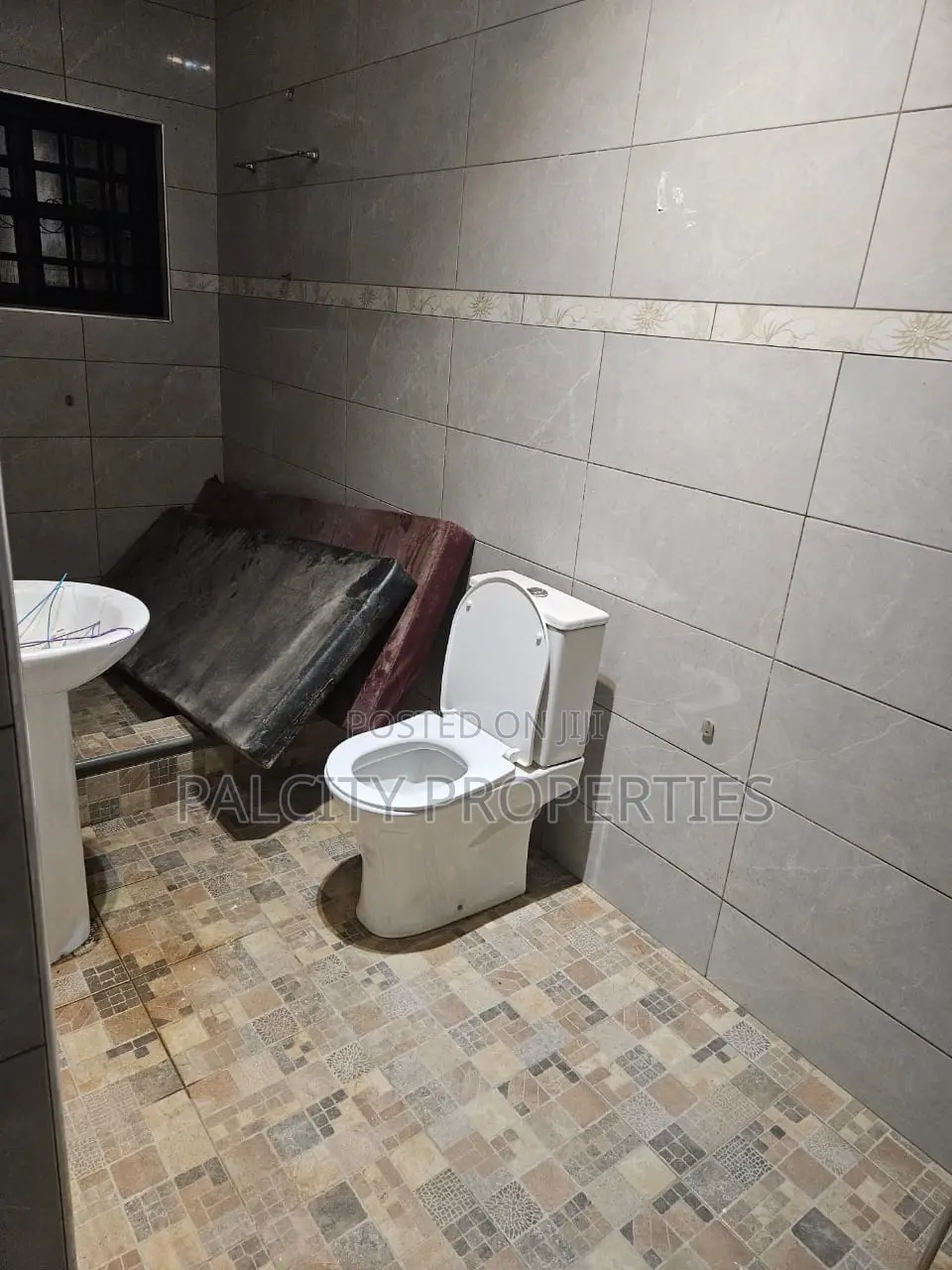 5bdrm House in Santasi Kotwi, Kumasi Metropolitan for sale