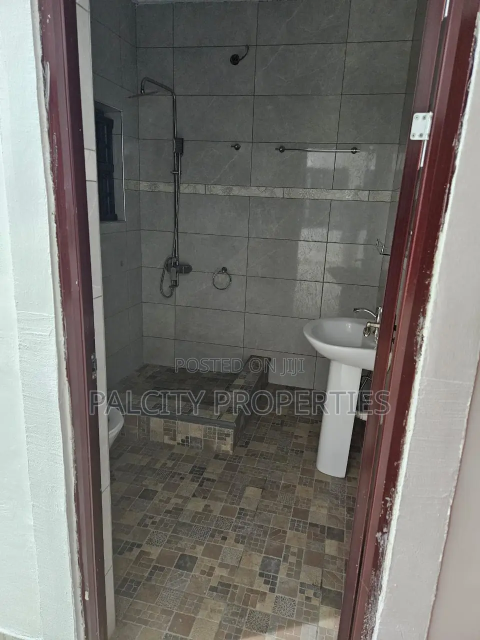 5bdrm House in Santasi Kotwi, Kumasi Metropolitan for sale