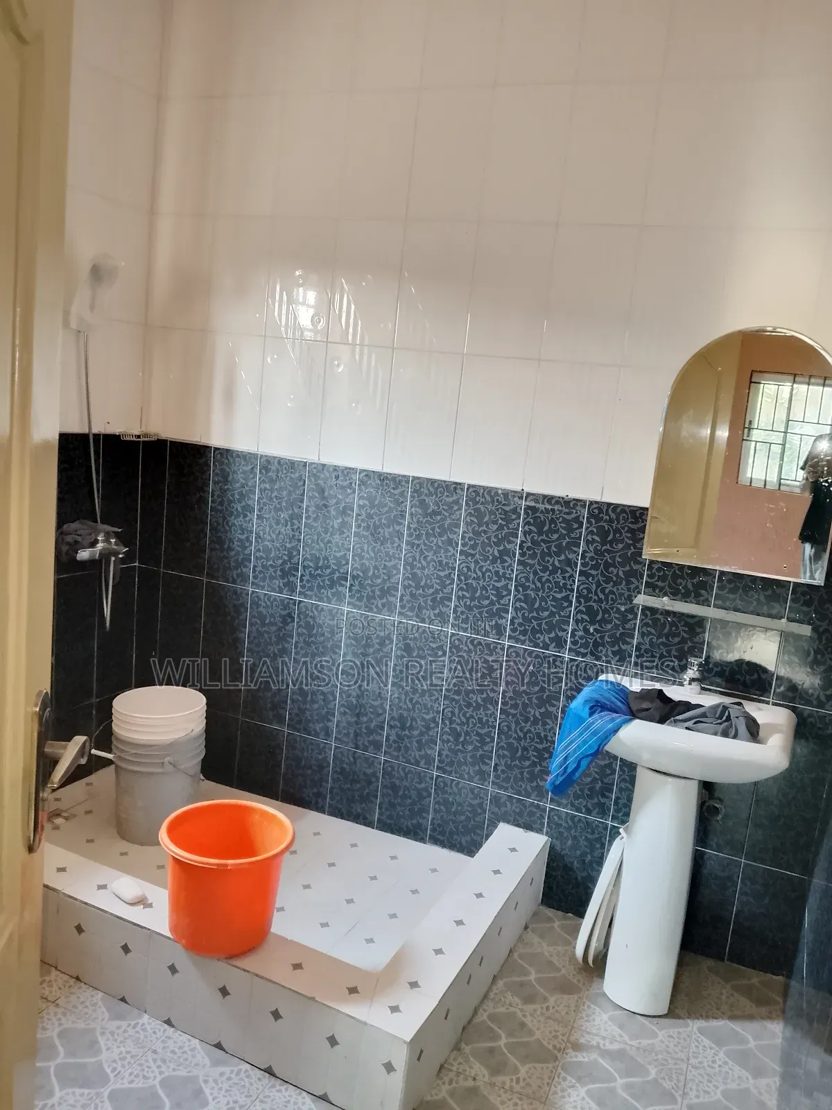 3bdrm House in Community 18 Area, Spintex for rent