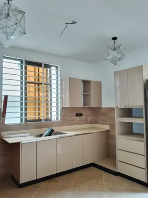 3bdrm House in Community 18 Area, Spintex for rent