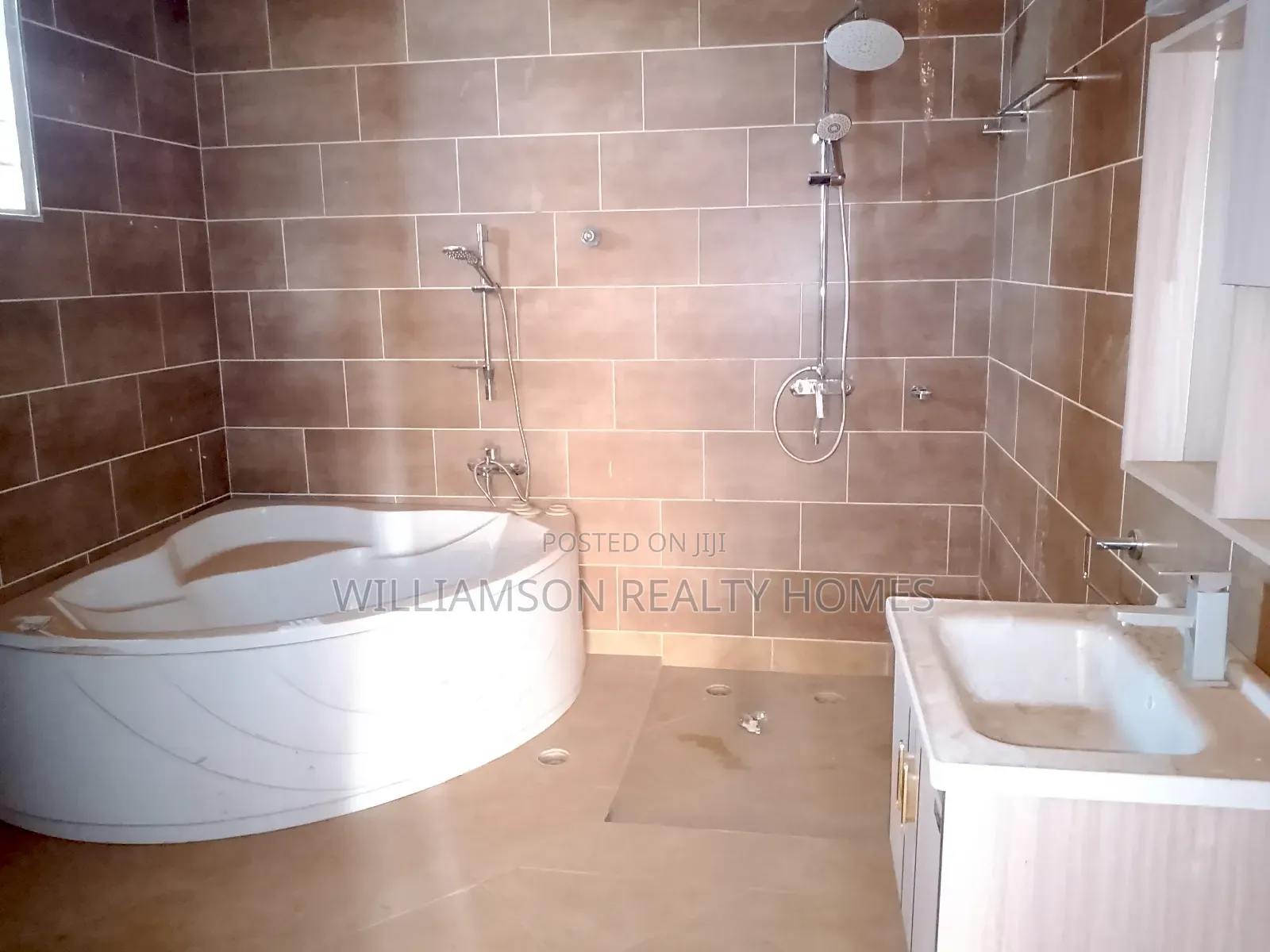 3bdrm House in Community 18 Area, Spintex for rent