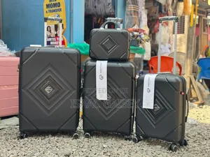 High Durability Anticrake Luggages With Cosmetic Bag
