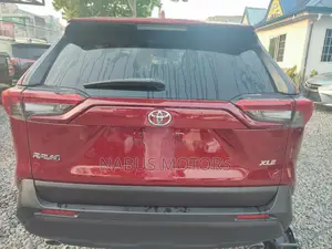 Toyota RAV4 XLE 2021 Brown