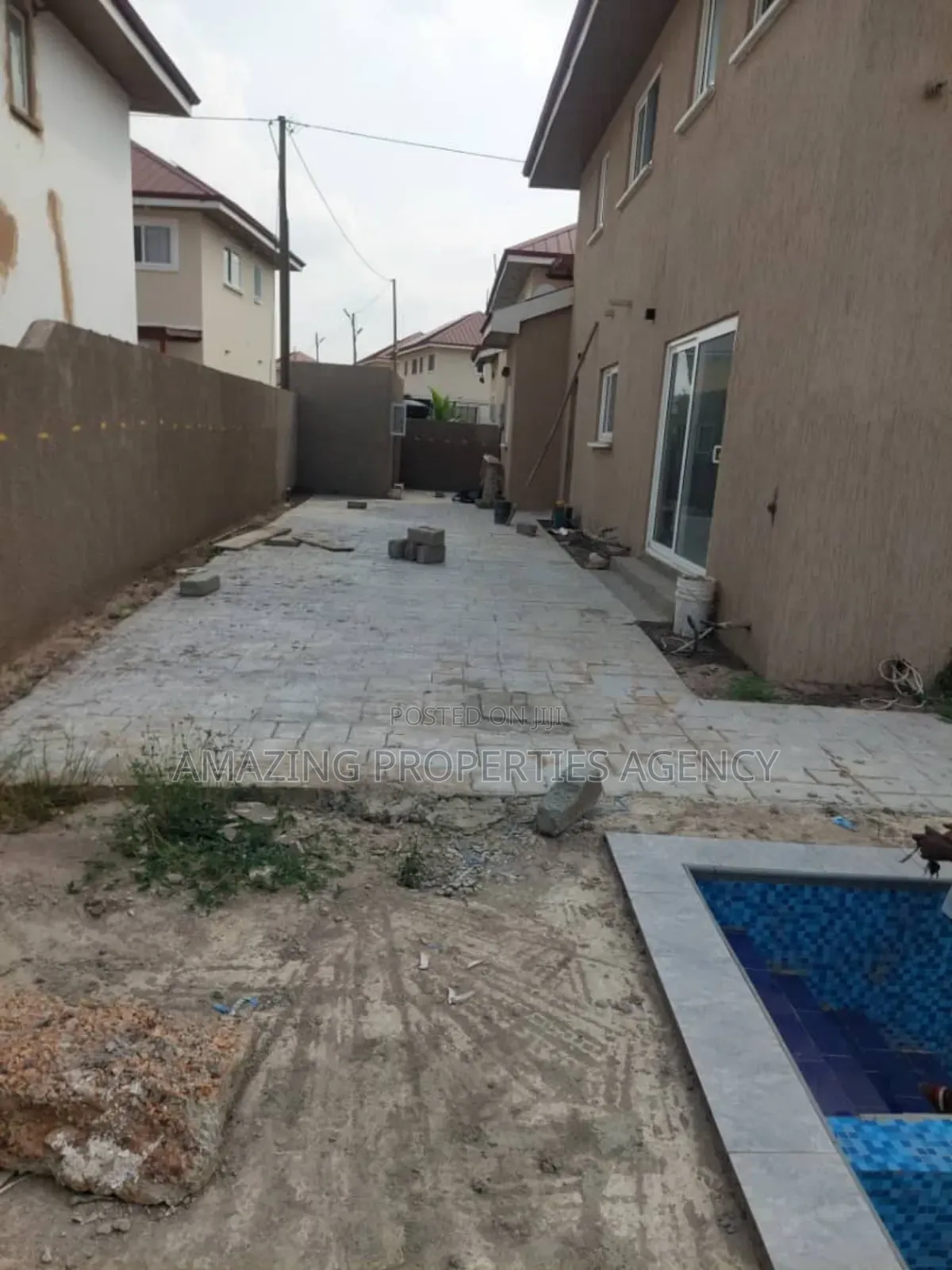 4bdrm Mansion in Adjiriganor for sale