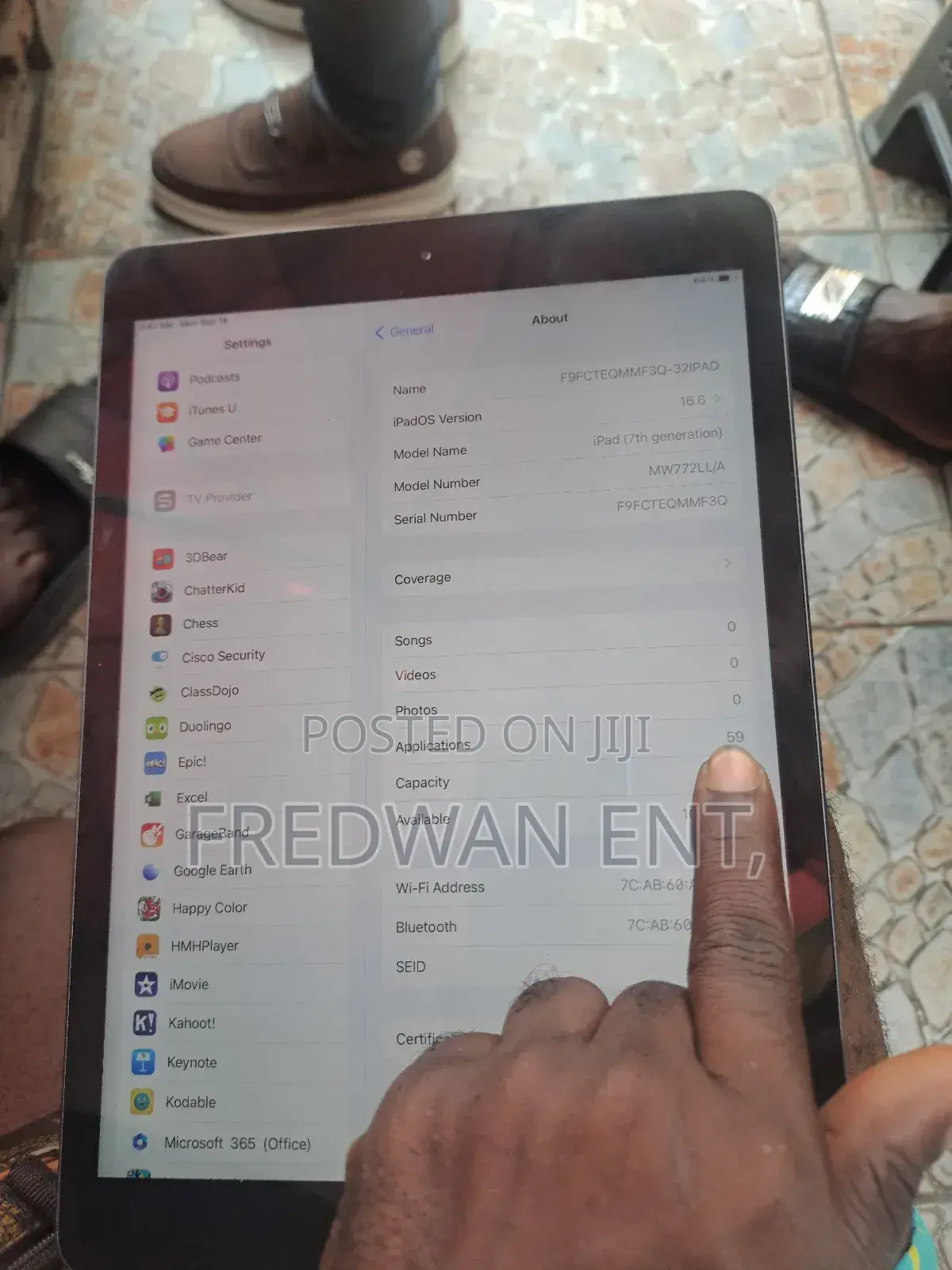 Apple iPad 9.7 32 GB Gray
