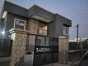4 Bedroom House for Rent, Roadside, Self Compound, 5 Washrom