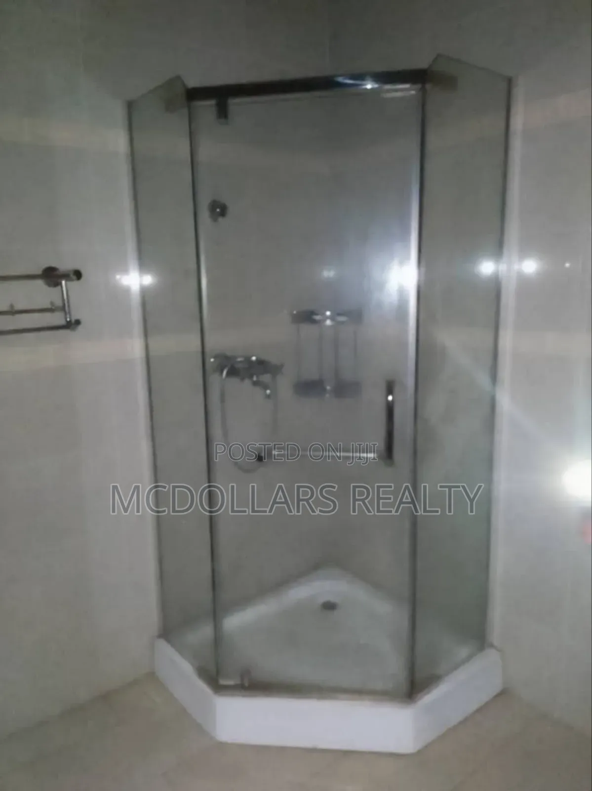 4 Bedroom House for Rent, Roadside, Self Compound, 5 Washrom