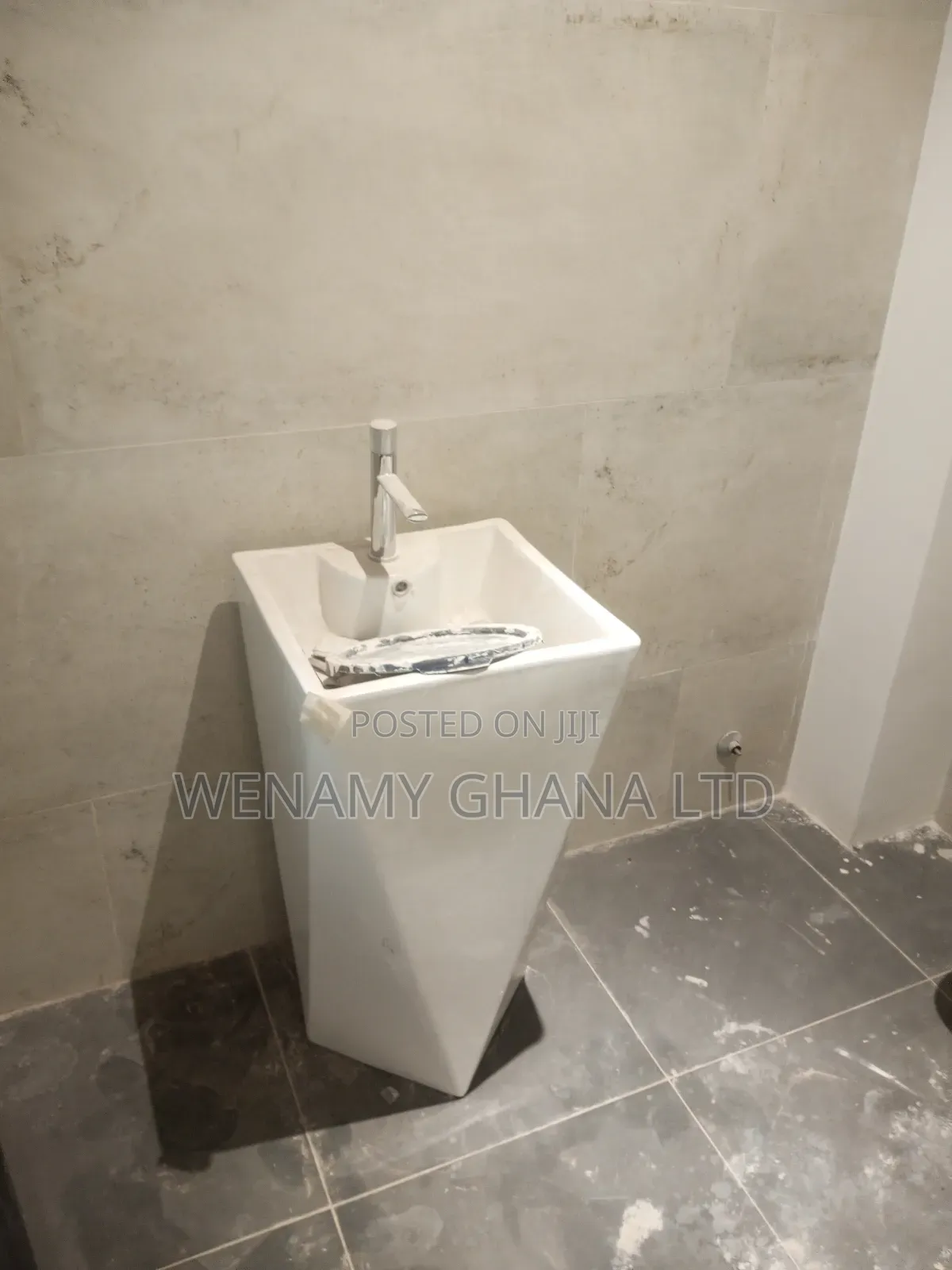 2bdrm Apartment in Community 25, Tema Metropolitan for rent