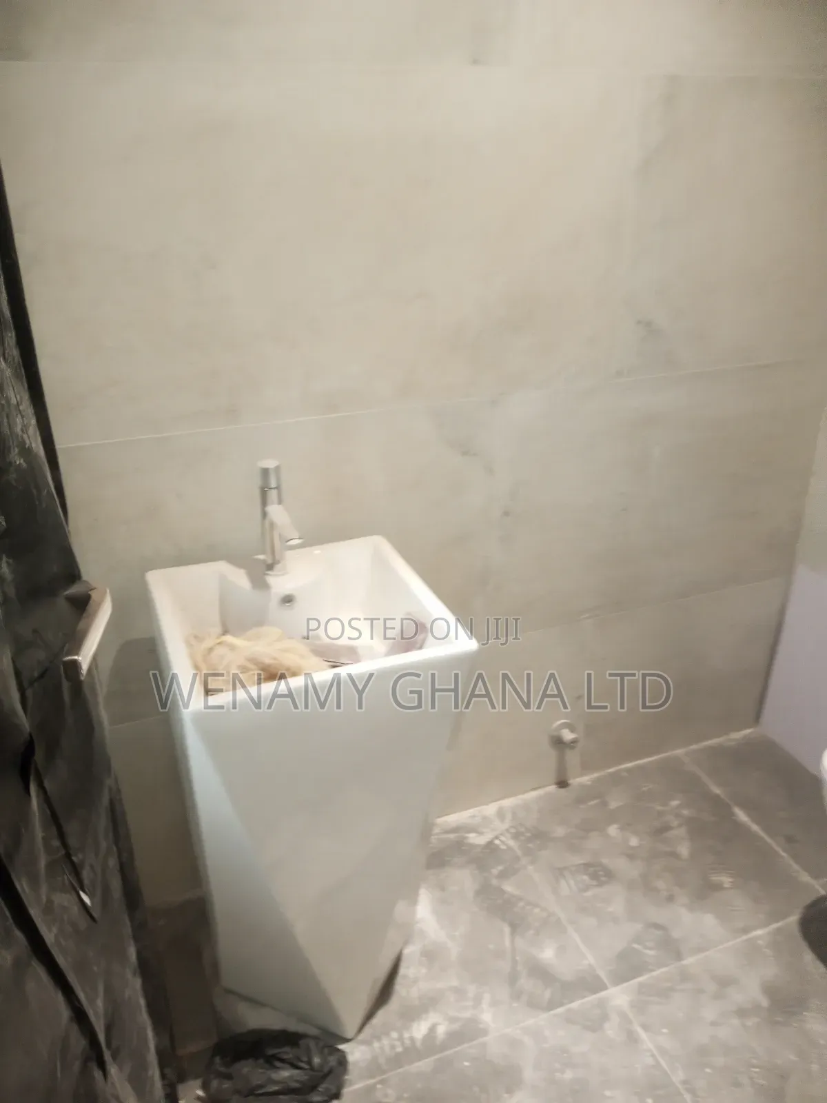 2bdrm Apartment in Community 25, Tema Metropolitan for rent