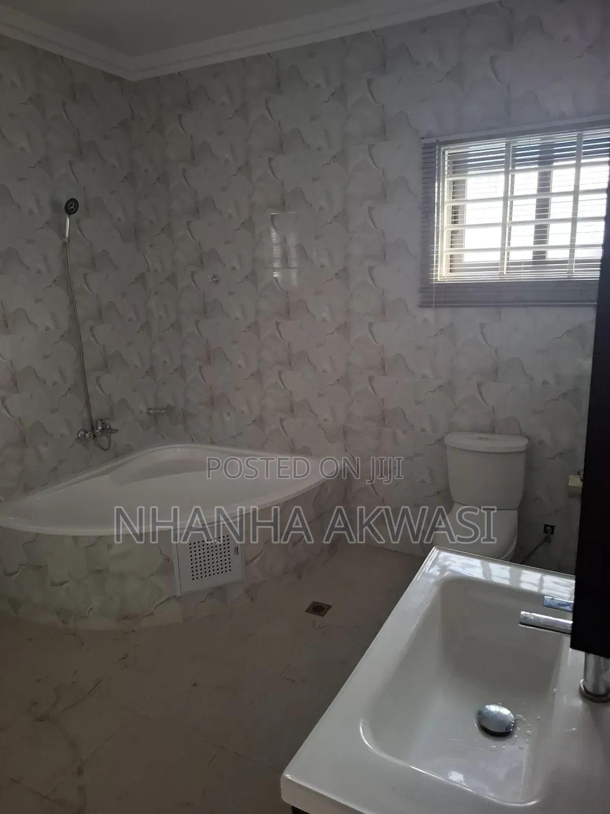 3bdrm House in Community 18, Tema Metropolitan for rent