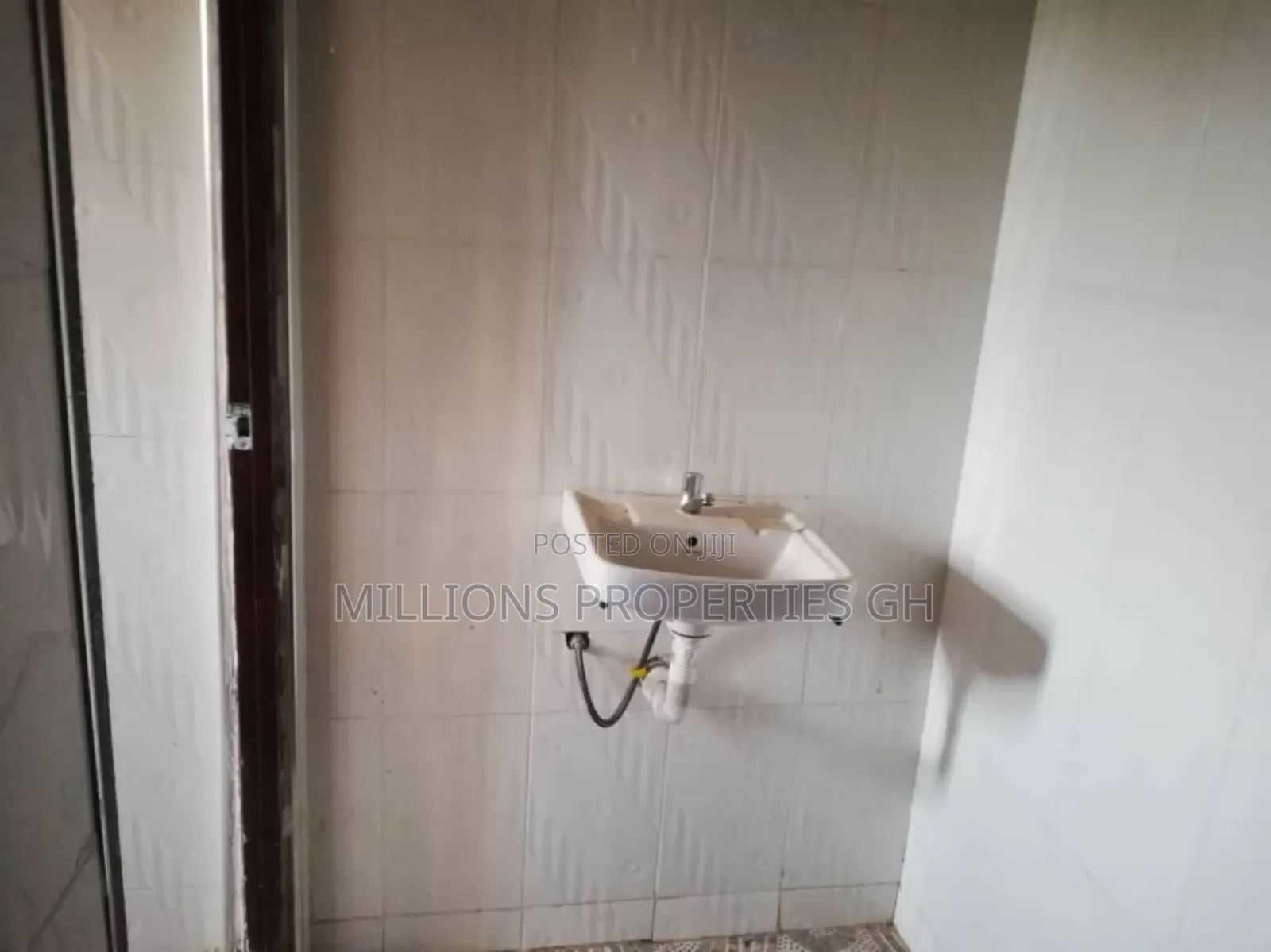 4bdrm House in Millions Properties, Kumasi Metropolitan for sale