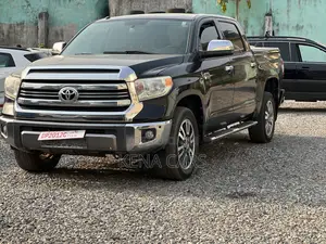 Toyota Tundra 1794 5.7L V8 4x2 CrewMax 5.6 ft. box 145.7 in. WB 2017