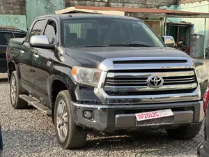 Toyota Tundra 1794 5.7L V8 4x2 CrewMax 5.6 ft. box 145.7 in. WB 2017