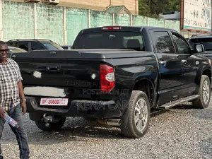 Toyota Tundra 1794 5.7L V8 4x2 CrewMax 5.6 ft. box 145.7 in. WB 2017